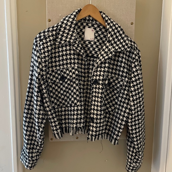 H&M Jackets & Blazers - Cropped Blazer Black and White Size Small